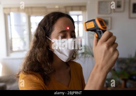 Donna caucasica autoisolamento a casa durante coronavirus covid19 pandemia Foto Stock