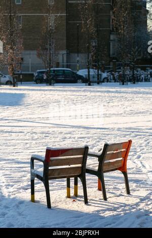 Posti a sedere a Windrush Square dopo la neve, Brixton, Londra Foto Stock