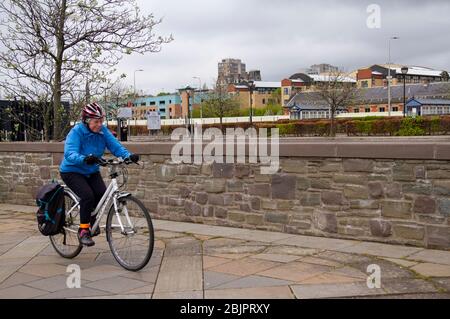 Dundee, Tayside, Scozia, Regno Unito. 30 Aprile 2020. UK Weather: Una mattinata di freddo e nuvoloso a Dundee con temperature che raggiungono i 9°C. I residenti locali si allenano in bicicletta lungo il lungomare durante le restrizioni di blocco di Covid-19 in tutta la Scozia. Credit: Dundee Photographics/Alamy Live News Foto Stock