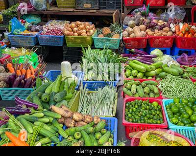 Verdure assortite in vendita al mercato all'aperto in Vietnam Foto Stock