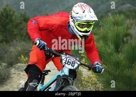 Mountain Bike Rider Racing fino alla linea di arrivo Foto Stock