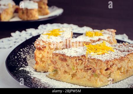 Torta di riso - dessert italiano classico. Torta di riso con mandorle, bucce d'arancia candite e amaretto. Deliziosa torta di riso soffiato. Una fetta di torta di riso Foto Stock