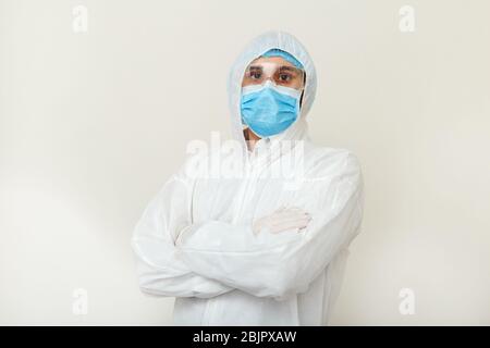 Portetto di medico stanco in tuta medica protettiva, rischio biologico, maschera di viso medico dopo Coronavirus, covid-19 medico nomina. Medico Foto Stock