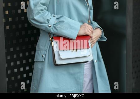 19 febbraio 2020: Il modello indossa un cappotto blu e una borsa blu e rossa durante la sfilata Gucci alla sfilata femminile di Milano`s settimana della moda 2020 Foto Stock