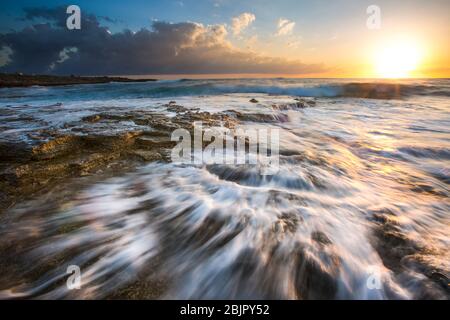 Tramonto vicino alla baia di Coral, Paphos, Cipro Foto Stock