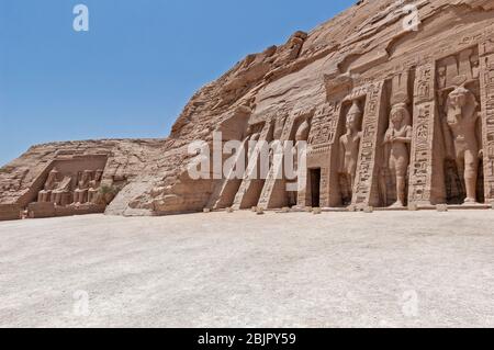 Facciata esterna dei due antichi templi egiziani di Ramses II e della regina Nefertari ad Abu Simbel con statue giganti Foto Stock