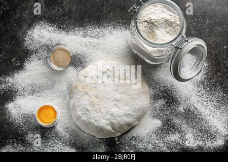 Composizione con pasta fresca cruda in tavola Foto Stock