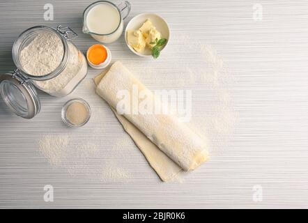 Composizione con pasta fresca cruda in tavola Foto Stock