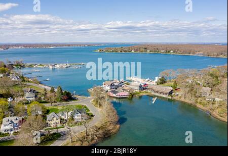 Immagine drone che guarda Shelter Island Heights e oltre verso Greenport, NY Foto Stock