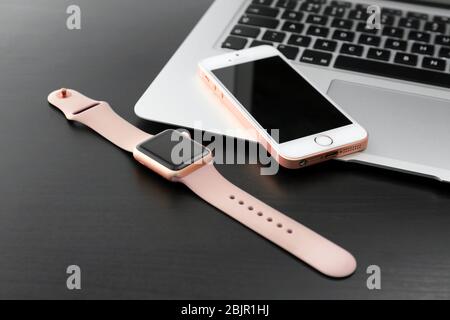 KIEV, UCRAINA - 17 OTTOBRE 2017: Rose Gold iPhone se, MacBook e Apple Watch sul tavolo Foto Stock