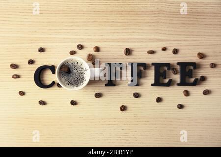 Composizione con delizioso caffè nero su sfondo di legno Foto Stock