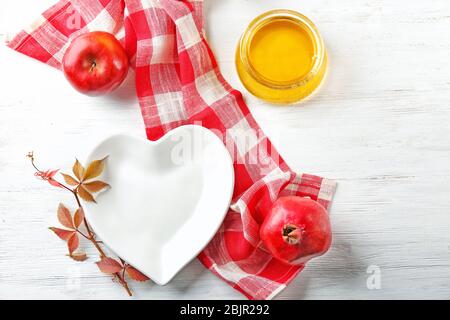 Composizione con miele, mela e melograno per Rosh Hashanah vacanza su sfondo bianco legno, vista dall'alto Foto Stock