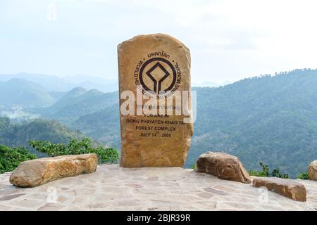 Nakhon Ratchasima, Thailandia - 17 aprile 2018: Segno di pietra del Patrimonio Mondiale, punto di vista complesso forestale Dong Phayen - Khao Yai. Parco Nazionale di Khao Yai Foto Stock