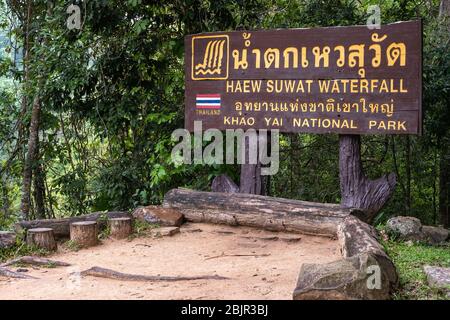 Nakhon Ratchasima, Thailandia - 17 aprile 2018: Segno di legno della cascata di Haew Suwat nel Parco Nazionale di Khao Yai. Foto Stock