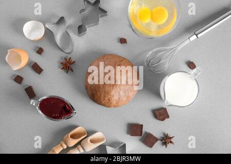 Composizione con pasta cruda su fondo grigio Foto Stock