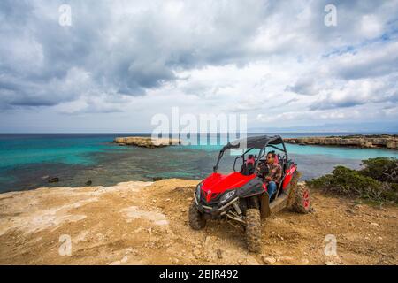 Giovane uomo che guida una moto quad sulla penisola di Akamas, Cipro Foto Stock