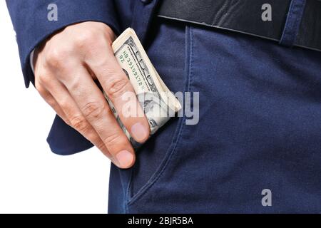 Uomo in abito formale mettendo i soldi in tasca su sfondo bianco, primo piano Foto Stock