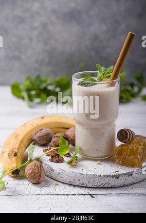 Colazione sana. Frullato di noci di banana con collagene, latte di cocco in vaso di vetro Foto Stock