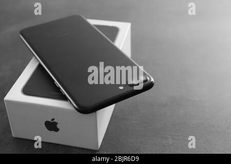 KIEV, UCRAINA - 24 OTTOBRE 2017: IPhone 7 Plus nero con scatola sul tavolo Foto Stock