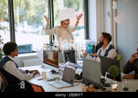 Buttando via tutto lo stress di trattare con gli uomini al lavoro, capo arrabbiato Foto Stock