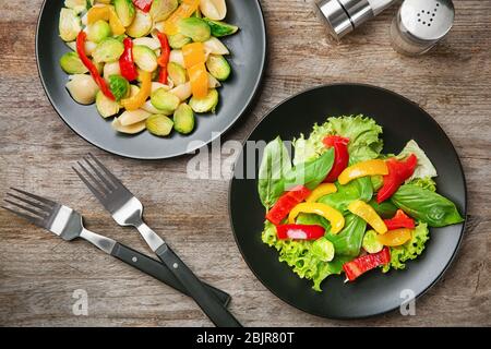 Piatti gustosi con cavolini di Bruxelles a tavola Foto Stock