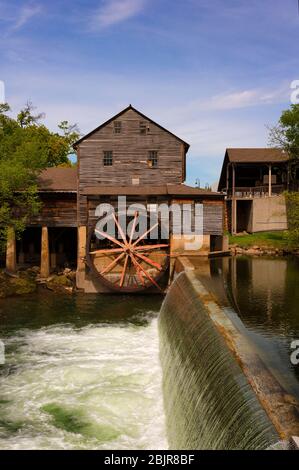 Lo storico Old Grist Mill, costruito nel 1830 sulle rive del fiume Little Pigeon, a Pigeon Forge, Tennessee. Foto Stock