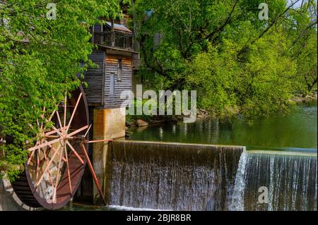 Lo storico Old Grist Mill, costruito nel 1830 sulle rive del fiume Little Pigeon, a Pigeon Forge, Tennessee. Foto Stock