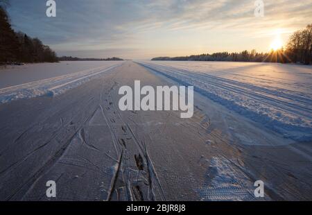 Percorso pubblico, libero e mantenuto di 10 chilometri di pattinaggio sul lago di ghiaccio, Lago Suontee , Finlandia Foto Stock