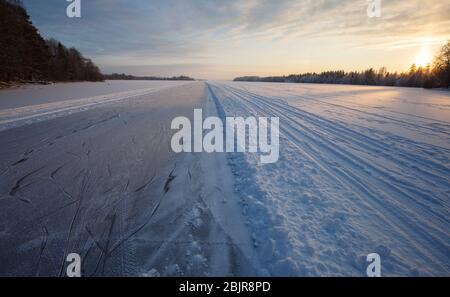 Percorso pubblico, libero e mantenuto di 10 chilometri di pattinaggio sul lago di ghiaccio, Lago Suontee , Finlandia Foto Stock