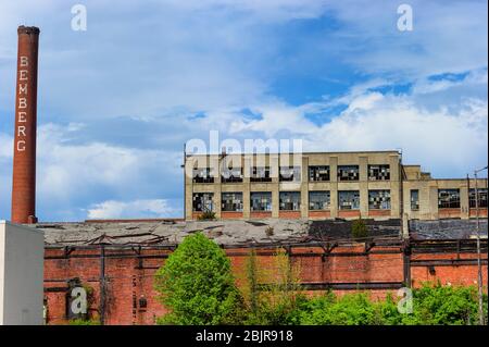 Elizabethton, Tennessee, USA - 5 aprile 2020: Una vecchia fabbrica di tessuti costruita all'inizio del 1900 e chiusa nel 2000. Foto Stock