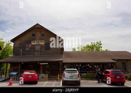 Pigeon Forge, Tennessee, USA - Aprile 22,2020: Un uomo è visto nel parcheggio durante il virus corona al negozio generale e vecchio mulino. Foto Stock