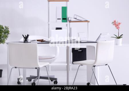 Ufficio moderno interno con tavolo e sedie bianche Foto Stock