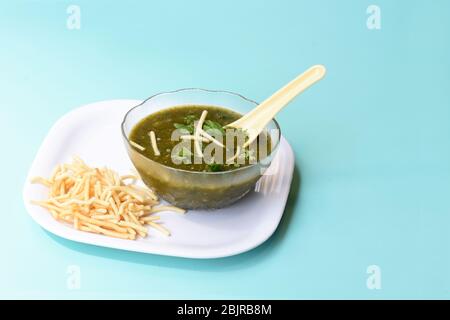 Zuppa di coriandolo al limone, zuppa di coriandolo al limone, zuppa di coriandolo vegetariana in stile indiano cinese Foto Stock