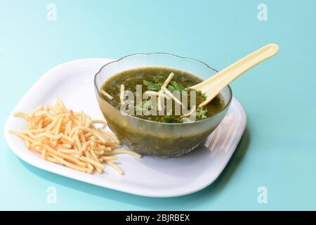 Zuppa di coriandolo al limone, zuppa di coriandolo al limone, zuppa di coriandolo vegetariana in stile indiano cinese Foto Stock