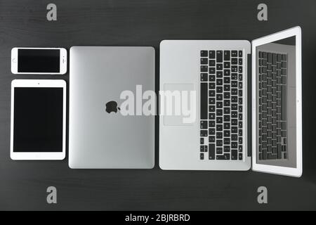 KIEV, UCRAINA - 23 OTTOBRE 2017: Apple MacBook Air Silver, MacBook Pro Space Grey, iPad mini 4 e iPhone 6s su sfondo scuro Foto Stock