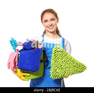 Giovane professionista con forniture per la pulizia e mop, isolato su bianco Foto Stock