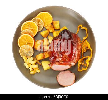 Piatto con prosciutto tradizionale al forno al miele, frutta e verdura, isolato su bianco Foto Stock