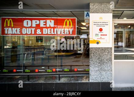 McDonald’s promuove il servizio di consegna nel quartiere Chelsea di New York domenica 19 aprile 2020 durante la pandemia COVID-19. (© Richard B. Levine) Foto Stock