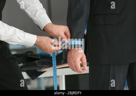 Personalizzate le misurazioni del cliente nell'atelier Foto Stock