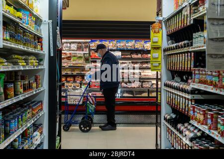 Gli anziani acquistano carne nel reparto macellaio di un supermercato a New York martedì 28 aprile 2020. Kenneth Sullivan, CEO di Smithfield Foods, ha annunciato in precedenza che la fornitura di carne della nazione è "perilamente vicina" a una carenza. (© Richard B. Levine) Foto Stock