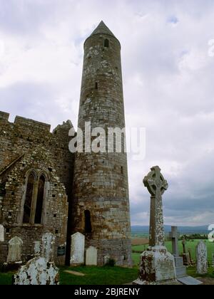 Rock of Cashel, Co Tipperary, Repubblica d'Irlanda: Vista NW della prima torre rotonda del C12 all'angolo NE del transetto N della cattedrale del C13. Foto Stock