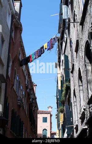 Lavanderia appesa di fronte a secco, Italia. Foto Stock