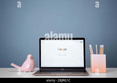 KIEV, UCRAINA - 27 OTTOBRE 2017: Lavorare con Apple MacBook Gold visualizzare la pagina di ricerca di Google Foto Stock