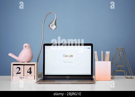 KIEV, UCRAINA - 27 OTTOBRE 2017: Lavorare con Apple MacBook Gold visualizzare la pagina di ricerca di Google Foto Stock