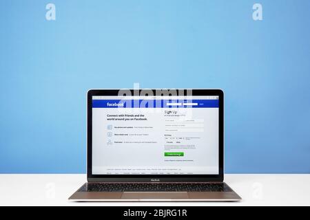 KIEV, UCRAINA - 27 OTTOBRE 2017: Apple MacBook Gold Visualizza la pagina Facebook sul tavolo Foto Stock