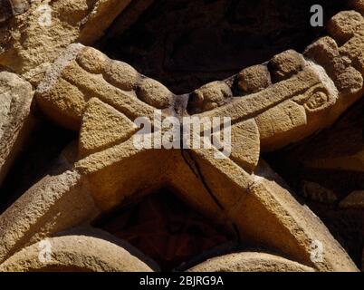 Valle Crucis Abbey, Llangollen, Galles, UK: Il tracery ornamentale e il volto di un monaco (?) Sullo schermo dell'armadio del chiostro nella gamma E. Foto Stock