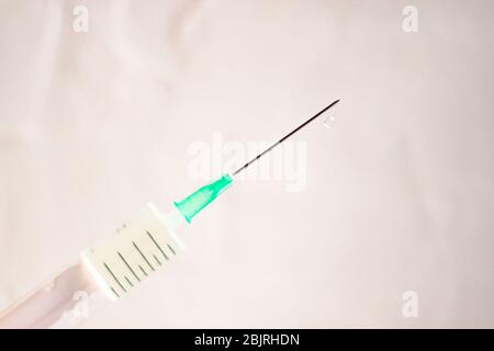 Siringa per squirting con medicinale per iniezione intramuscolare su fondo bianco Foto Stock