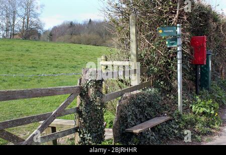 Garsington villaggio in legno stile che conduce al sentiero con casella di lettera rossa sullo sfondo Foto Stock