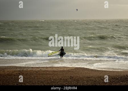 Giorno di inverni nuvolosi e ventosi sulla spiaggia di Hayling Island Foto Stock