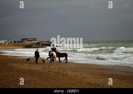 Giorno di inverni nuvolosi e ventosi sulla spiaggia di Hayling Island Foto Stock